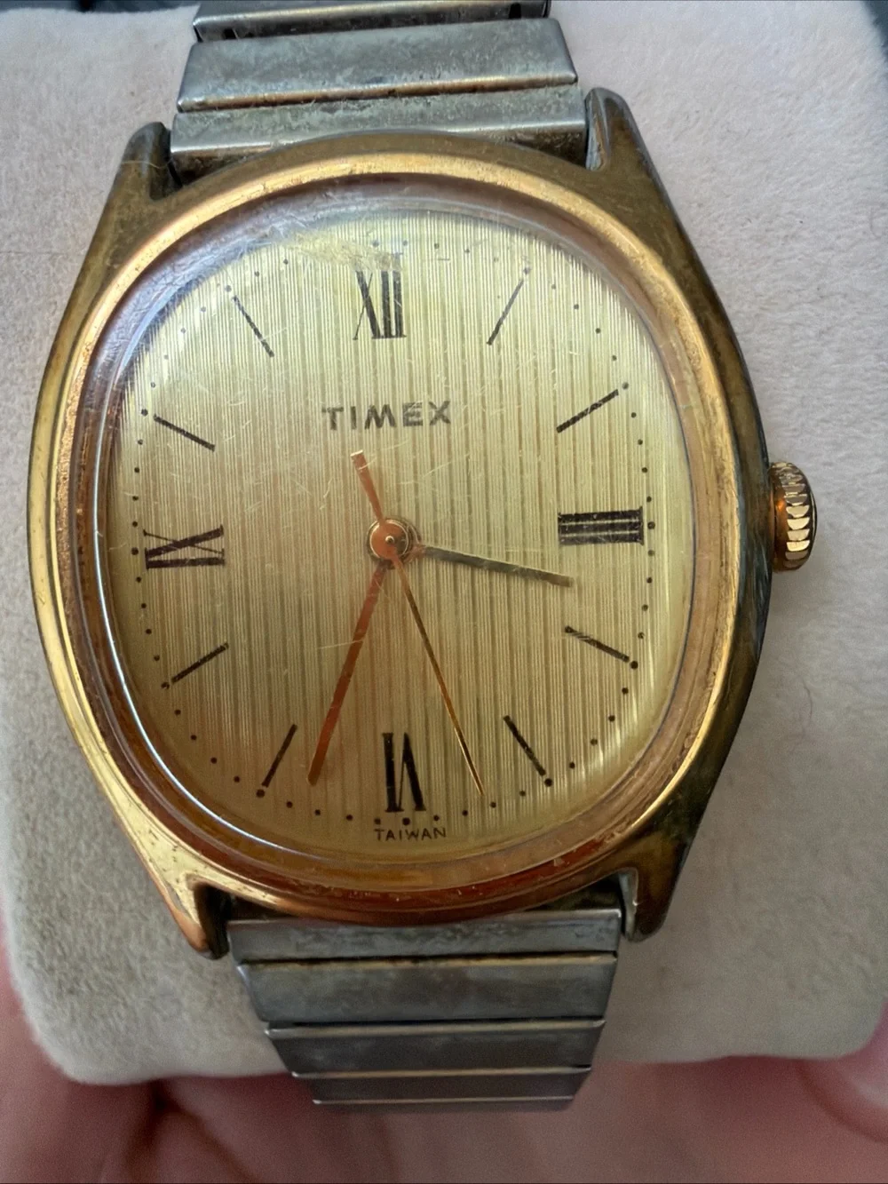 Timex Gold Case Champagne Dial Men’s Watch with Stretch Bracelet does not work